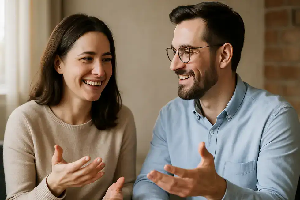 Ein Mensch nutzt nonverbale Körpersprache, um seine Worte zu unterstreichen.